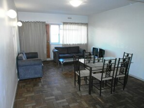 Standard-huoneisto, 2 makuuhuonetta (Self Catering & Self Servicing) | Olohuone | 28–tuumainen televisio, jossa kaapelikanavat