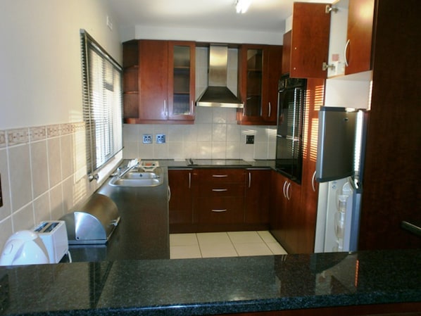 Appartement Standard, 2 chambres (Self Catering & Self Servicing) | Cuisine privée | Réfrigérateur, four à micro-ondes, un four, surface de cuisson