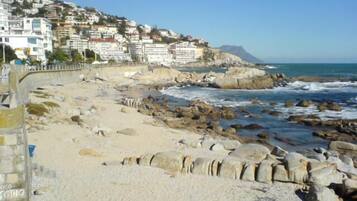 Na praia, areia branca