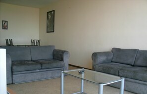 Standard-Apartment, 1 Schlafzimmer, Meerblick, Meerseite (Self servicing & Self Catering) | Wohnbereich | 32-Zoll-Flachbildfernseher mit Kabelempfang, Fernseher