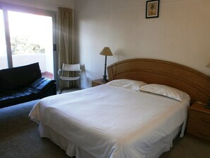 2 bedrooms, desk, laptop workspace, iron/ironing board - Glenlodge 401 - Apartment (Cape Town)