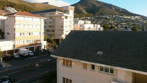 A residential area with a prominent mountain in the background. - Glenlodge 401 - Apartment (Cape Town)
