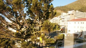 A residential area with buildings and trees. - Glenlodge 401 - Apartment (Cape Town)