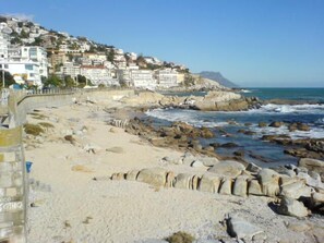 Una spiaggia nelle vicinanze, sabbia bianca