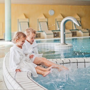 Indoor pool, pool loungers - Hotel Landgoed de Holtweijde (Lattrop)