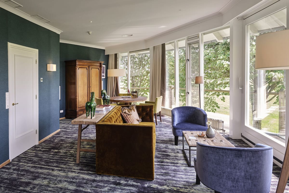 Suite panorámica | Zona de estar | Una Smart TV, una mesa de tenis de mesa, juguetes, libros