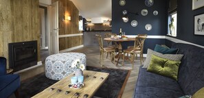 Family Cottage | Living area | Smart TV, ping pong, toys, books - Hotel Landgoed de Holtweijde (Lattrop)