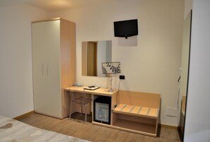 Italienische Bettbezüge von Frette, Minibar, Zimmersafe, Schreibtisch