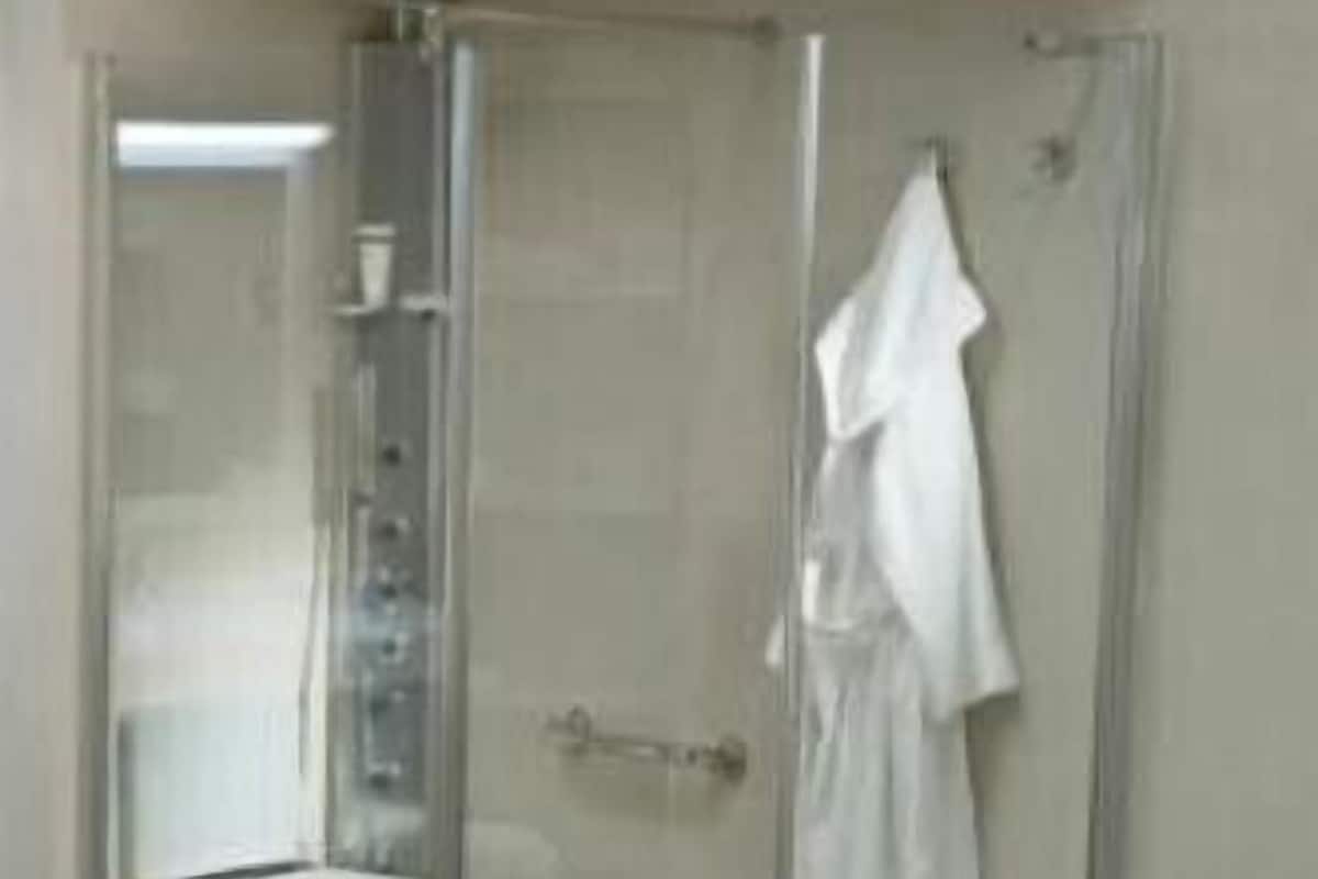 Bathtub dan shower terpisah, pengering rambut, kloset, dan handuk