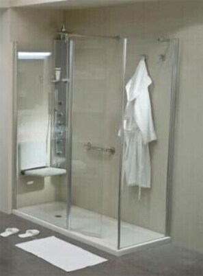 Separate bathtub and shower, hair dryer, bidet, towels - Ristorante Locanda Milano (Gambolo)