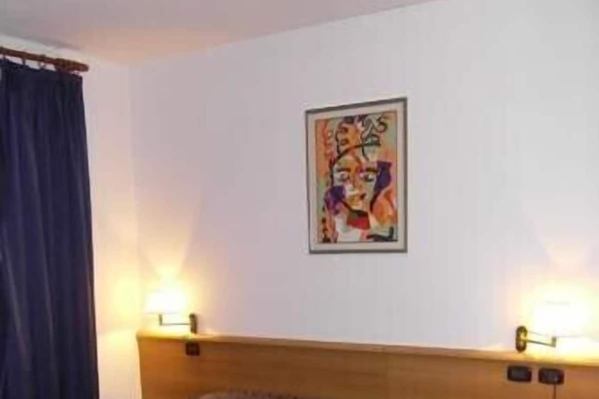 Kamar Double | Seprai Frette Italia, minibar, brankas, dan meja kerja
