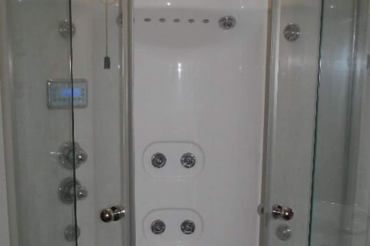 Kamar Double untuk 1 Orang | Kamar mandi | Bathtub dan shower terpisah, pengering rambut, kloset, dan handuk