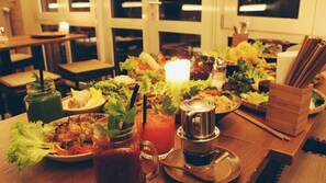 Frokost, lunsj og middag serveres, asiatiske retter, utsikt mot hagen