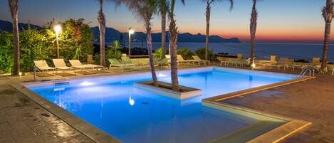 Piscina stagionale all'aperto, ombrelloni da piscina, lettini