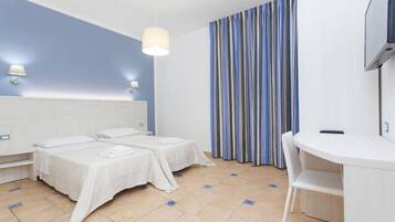 Lägenhet - 2 sovrum - havsutsikt | Värdeförvaringsskåp på rummet, skrivbord och arbetsyta för laptop