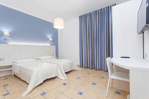 Appartamento, 2 camere da letto, vista mare | Una cassaforte in camera, una scrivania, postazione laptop