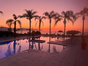 Seasonal outdoor pool, pool umbrellas, sun loungers - Petruso Resort (Balestrate)