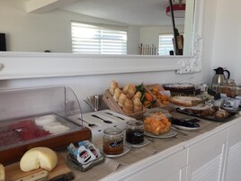 Desayuno buffet diario (EUR 17 por persona)