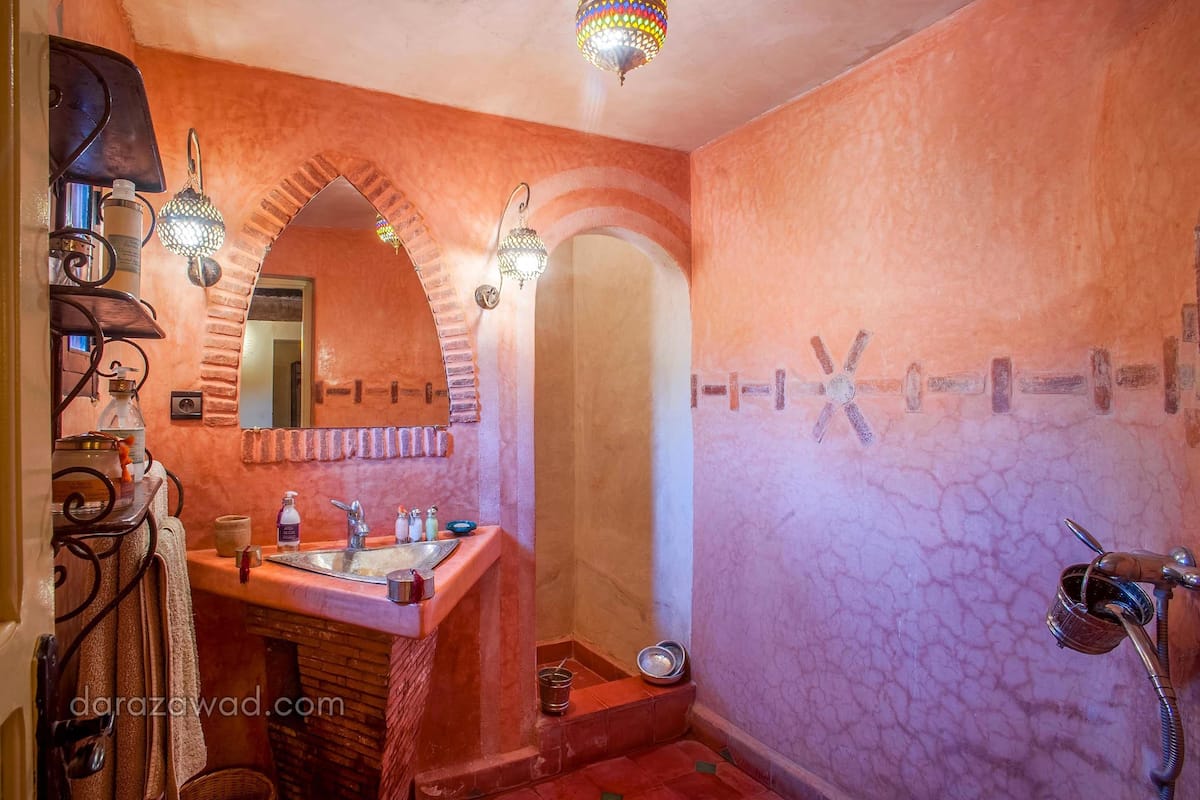 standard room (sultan) | bathroom | free toiletries, hair dryer, towels