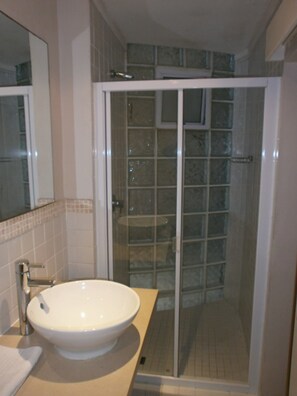 Standard-huoneisto, 3 makuuhuonetta (Self Servicing & Self Catering) | Kylpyhuoneen suihku