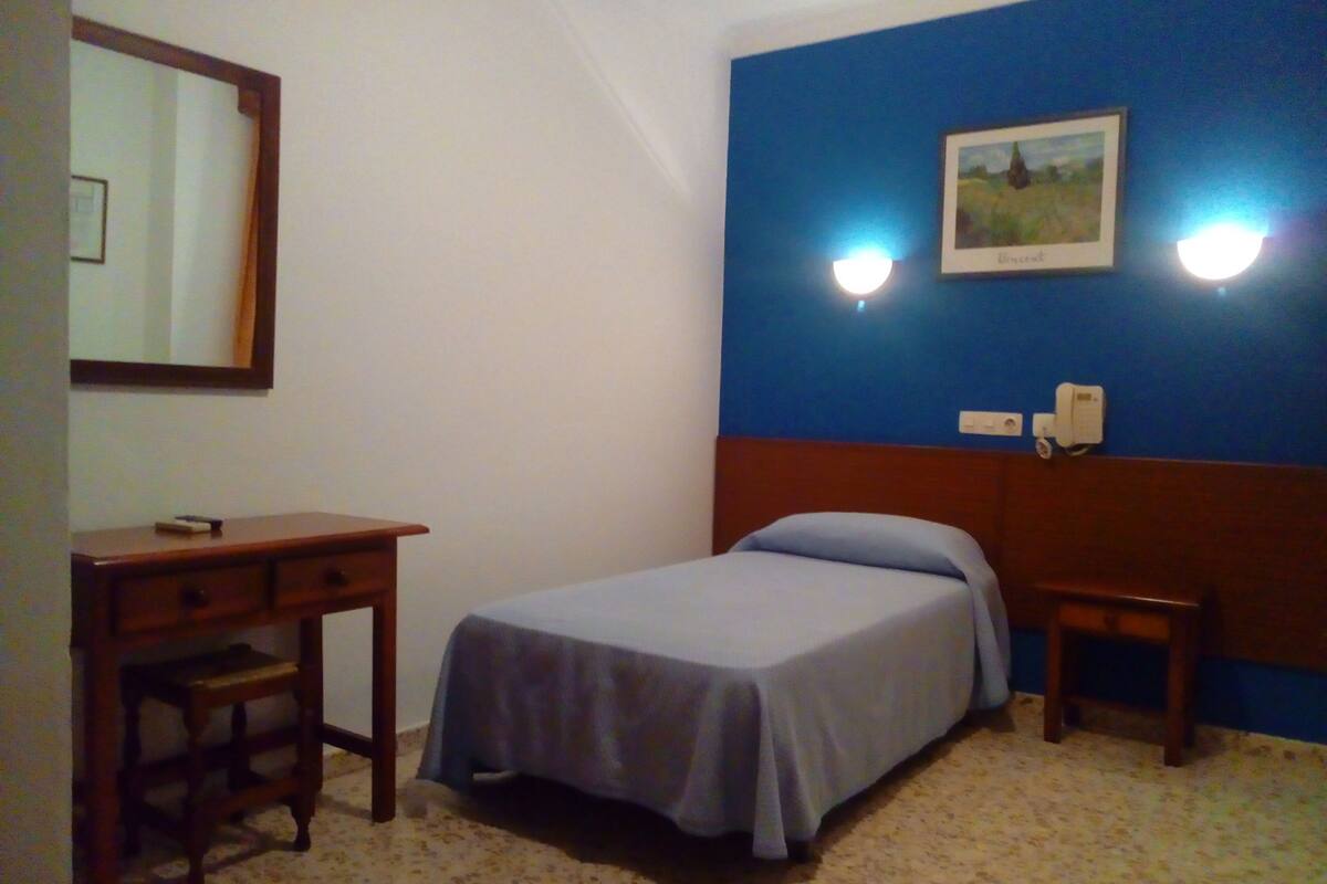 standard single room, 1 single bed | desk, blackout curtains, free wifi, bed sheets