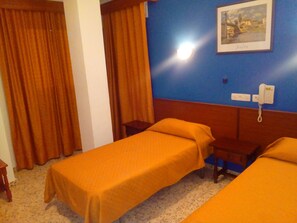 Escritorio, cortinas blackout, wifi gratis y ropa de cama 