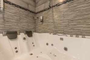 Deluxe Suite | Bathroom | Hair dryer, towels - Hotel Port (Rotterdam)