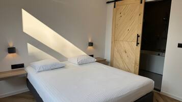 Deluxe Room | 1 bedroom, premium bedding, in-room safe, desk