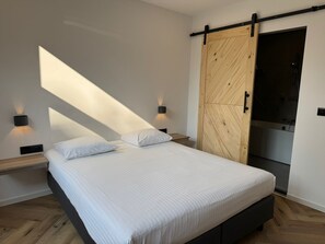Deluxe Room | 1 bedroom, premium bedding, in-room safe, desk - Hotel Port (Rotterdam)
