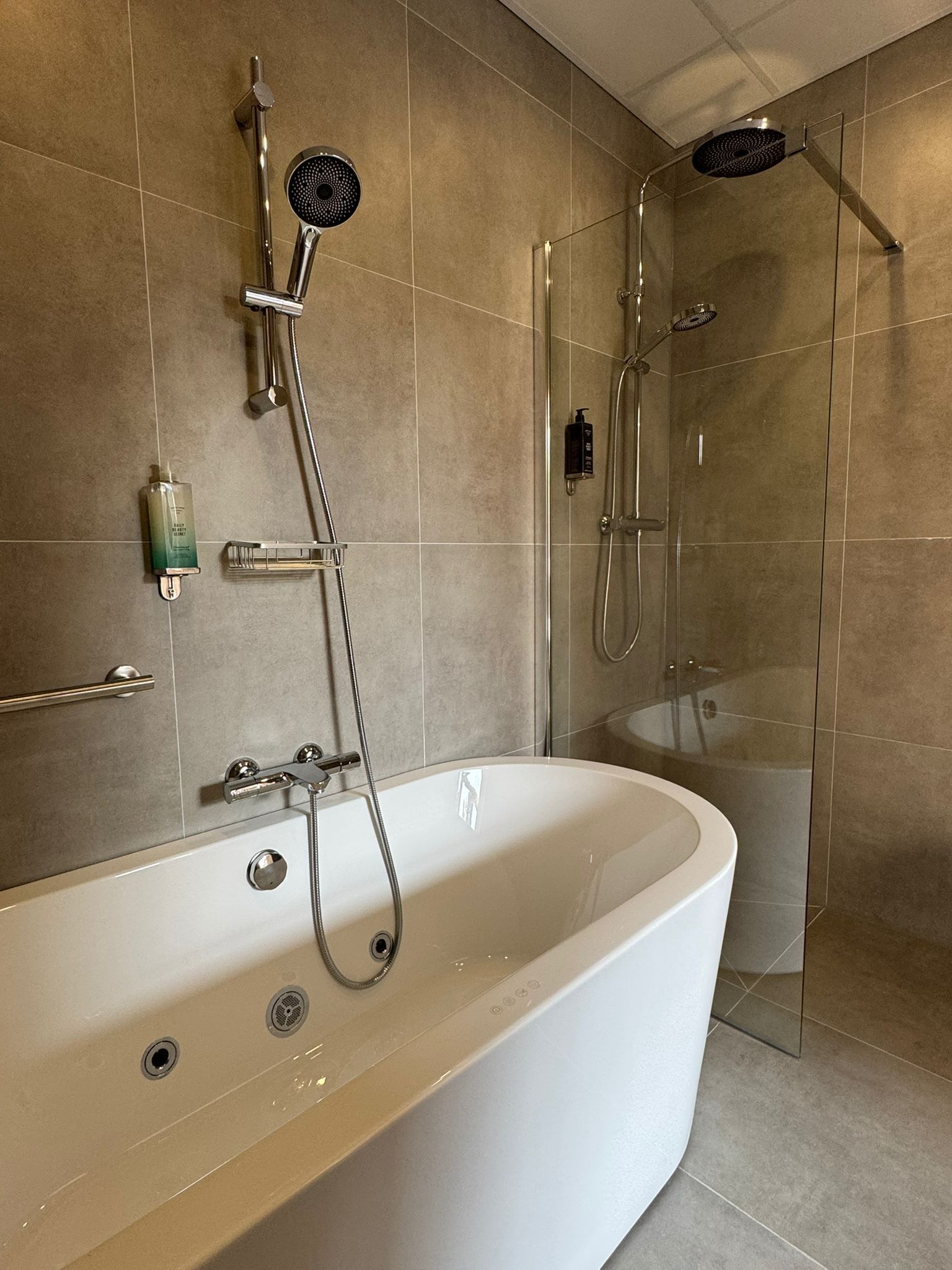 Deluxe Room | Bathroom | Hair dryer, towels