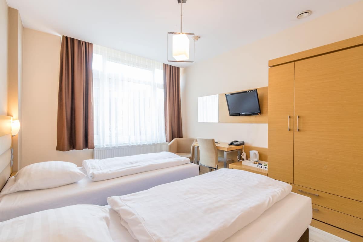 Kamar Double atau Twin | 1 kamar tidur, seprai premium, brankas, dan meja kerja