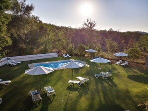 Piscine extérieure (ouverte en saison), parasols de plage