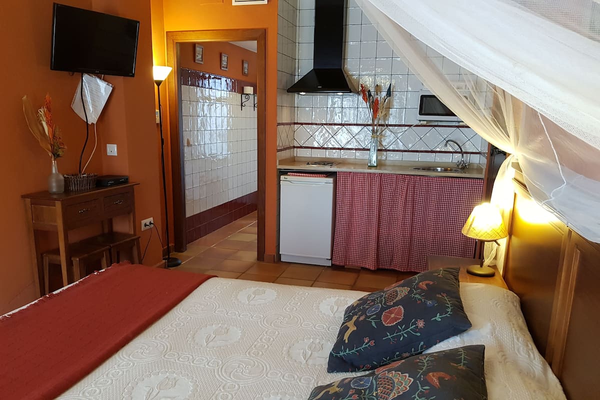 Eenvoudige kamer, 1 tweepersoonsbed | 2 slaapkamers, een strijkplank/strijkijzer, gratis wifi, beddengoed