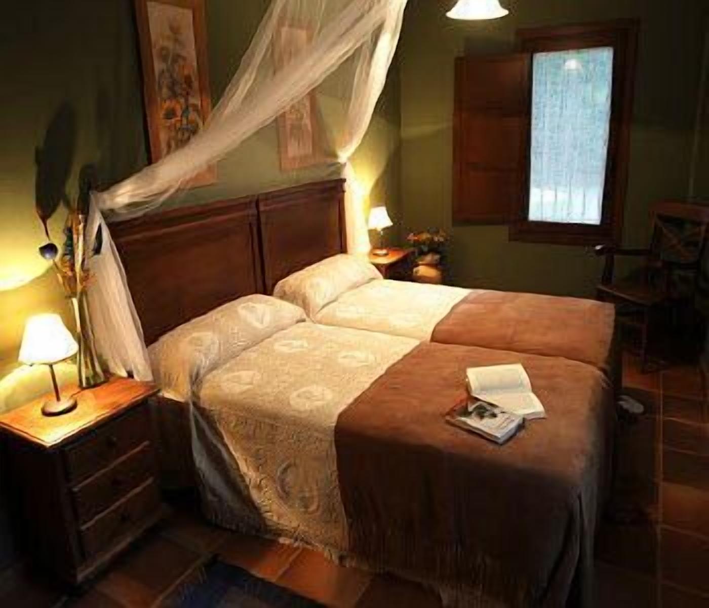 Tabla de planchar con plancha, wifi gratis, ropa de cama