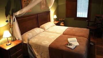 Tabla de planchar con plancha, wifi gratis, ropa de cama