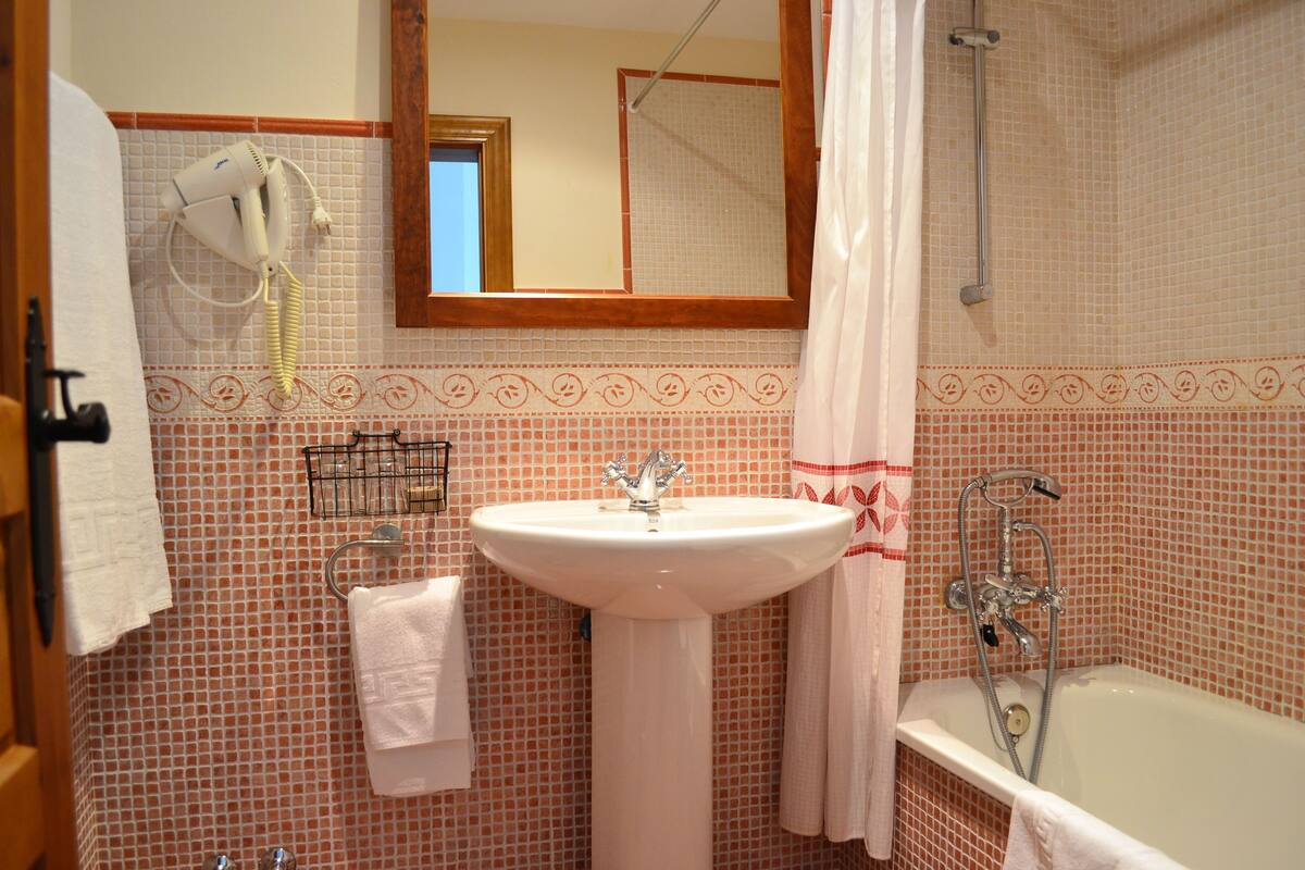 double room | bathroom | free toiletries, hair dryer, towels