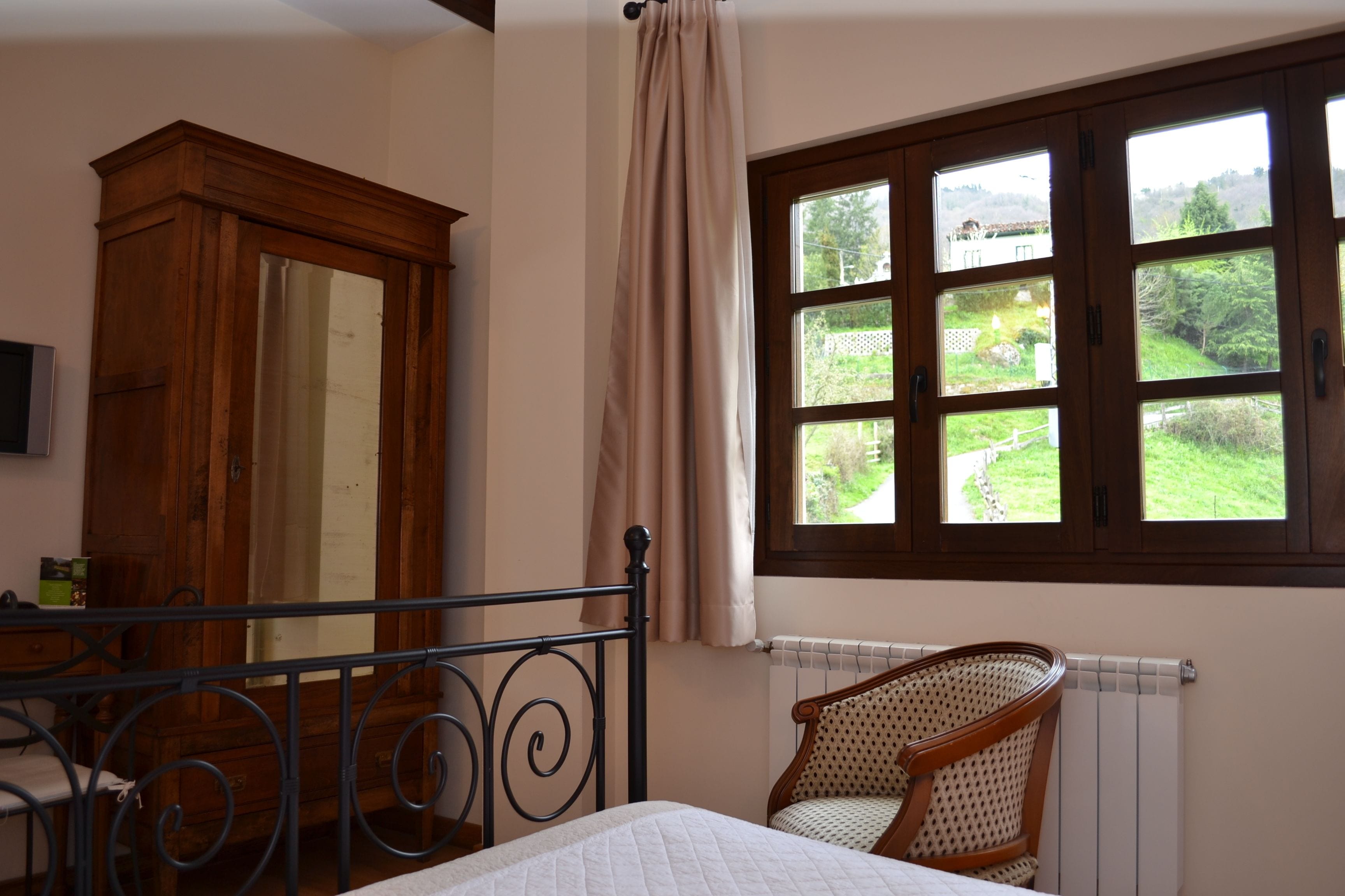 double room | living area | flat-screen tv