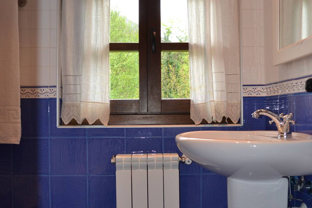 double room | bathroom | free toiletries, hair dryer, towels