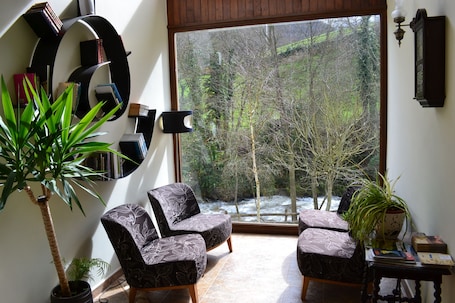 Área de estar no saguão. Alesga Hotel Rural