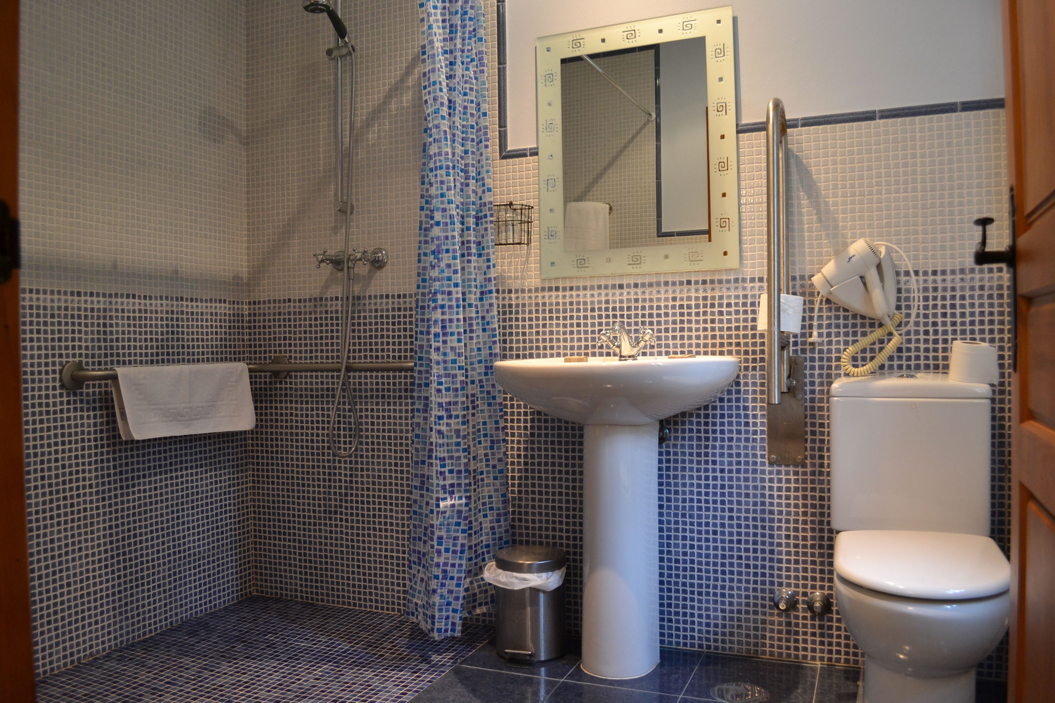 double room | bathroom | free toiletries, hair dryer, towels