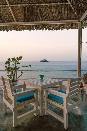 Outdoor dining - Royal Beach Hotel & Resort (Dibba)