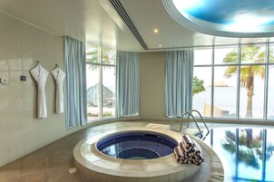 室内游泳池，室外游泳池，09:00 至 19:00 开放, 池畔遮阳伞, 日光浴躺椅