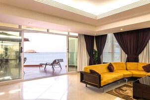 Suite, 3 habitaciones, bañera de hidromasaje | Vistas del balcón