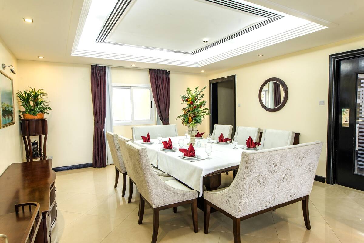 Suite, 3 Bedrooms, Jetted Tub | In-room dining