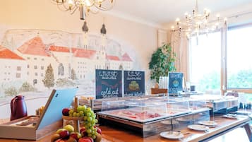Se ofrece un desayuno bufé todos los días (por un coste adicional)