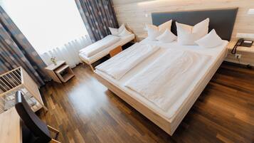 Ropa de cama de alta calidad y caja de seguridad en la habitación