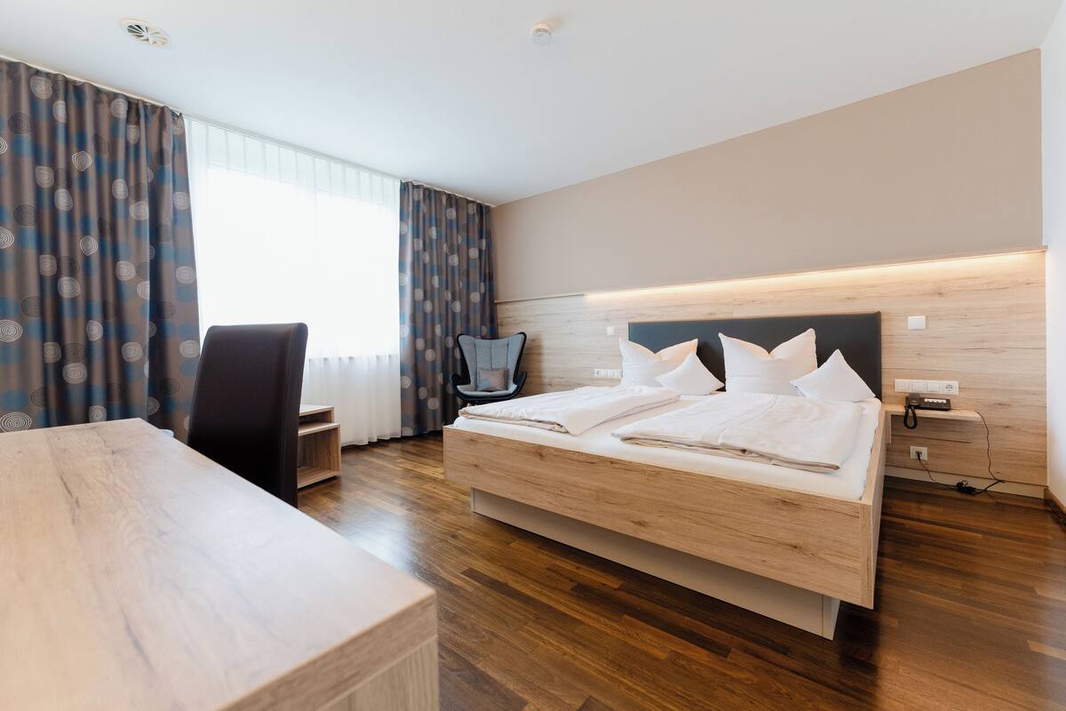 Premium bedding, in-room safe, desk, laptop workspace