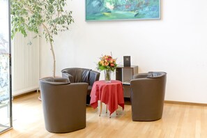 Lobby sitting area - Klostergasthof Roggenburg (Roggenburg)