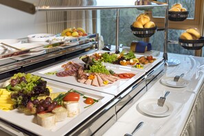 Daily buffet breakfast for a fee - Klostergasthof Roggenburg (Roggenburg)