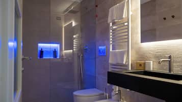 Junior Triple Room | Bathroom | Shower, rainfall showerhead, designer toiletries, hair dryer